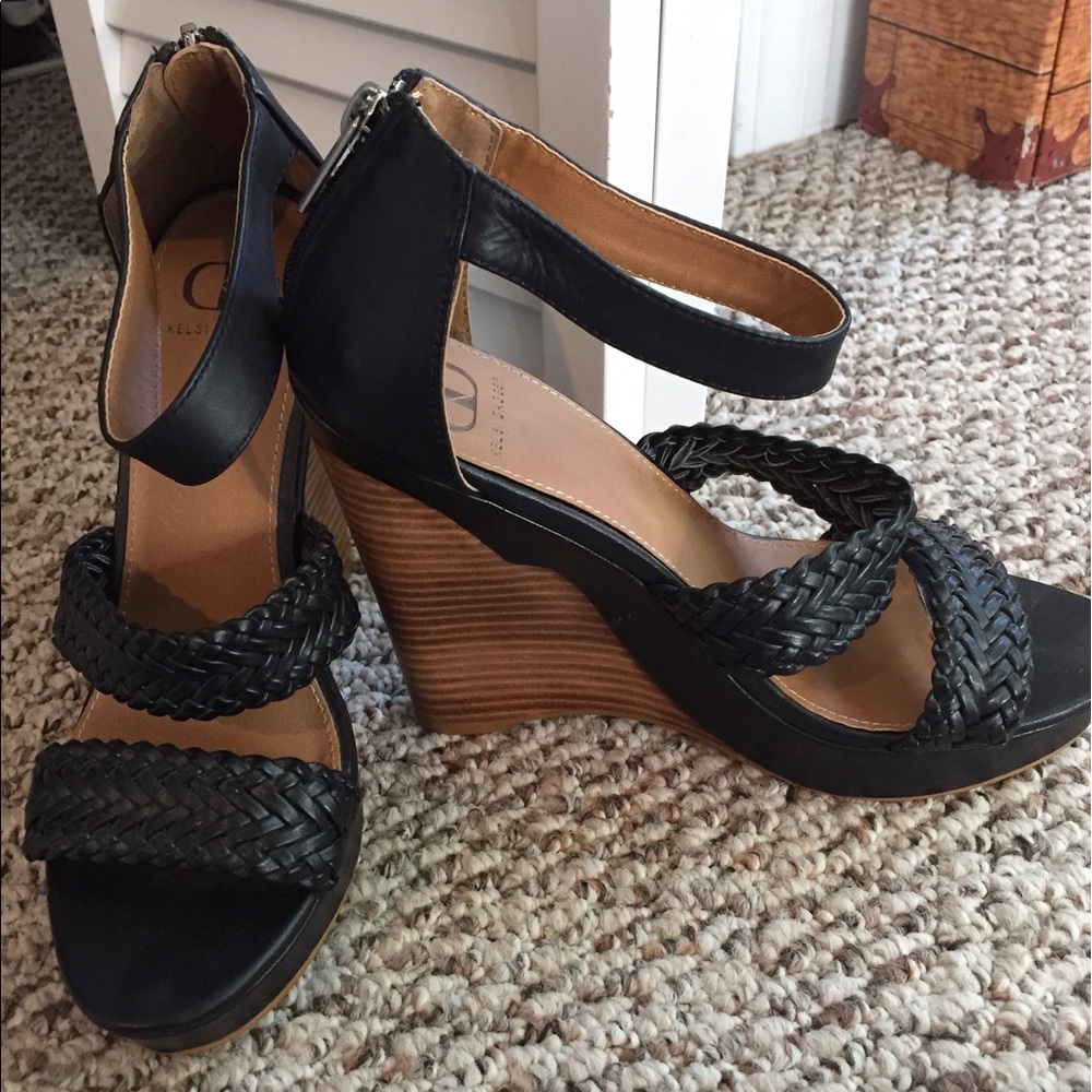 Black wedges
