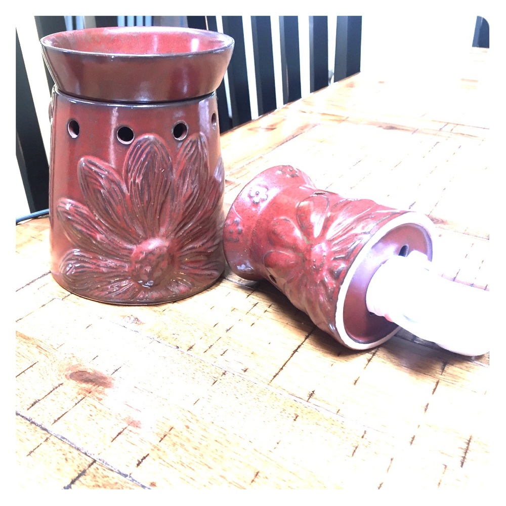Large summer Scentsy warmer with matching plug in!