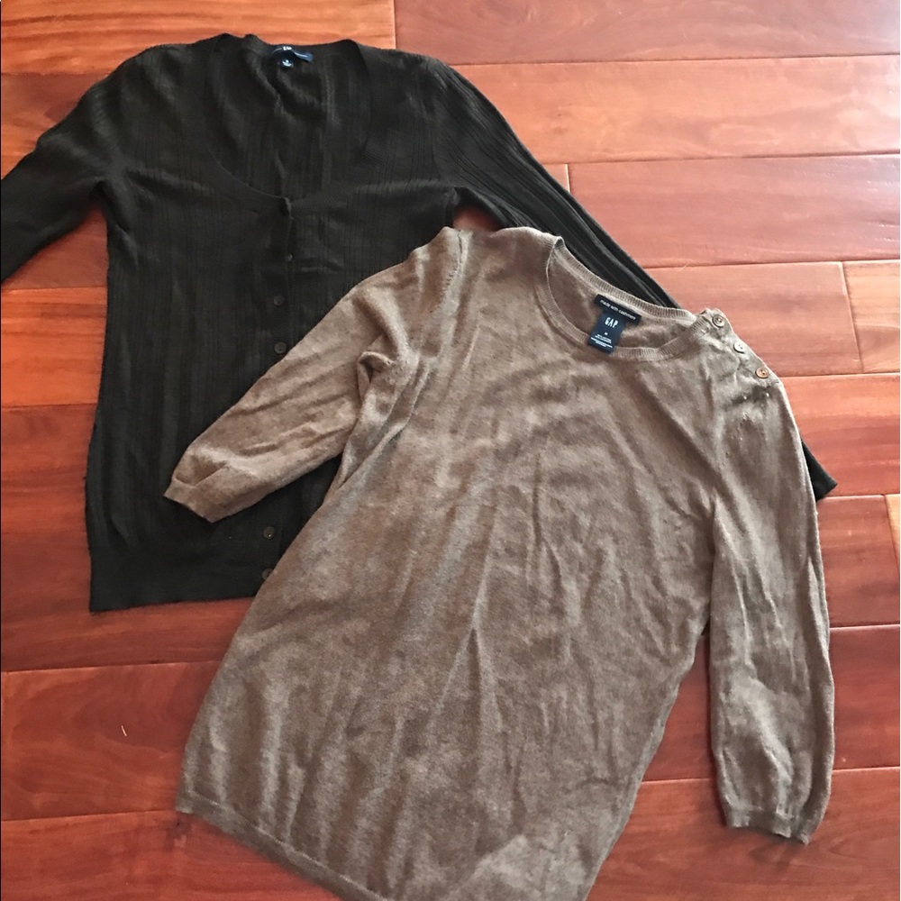 Lot of two gap sweaters