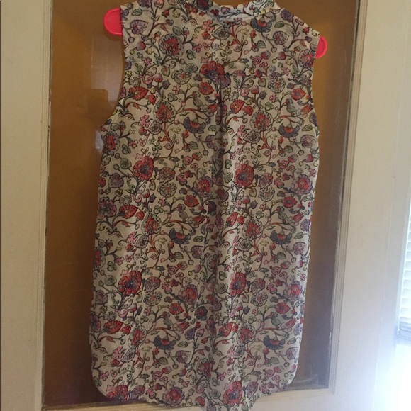 💘Sale💘 Floral H&M button up tank top!! - Picture 3 of 4