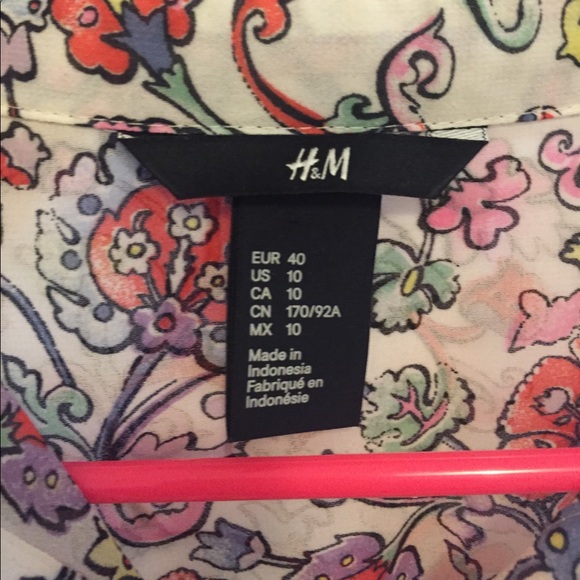 💘Sale💘 Floral H&M button up tank top!! - Picture 4 of 4