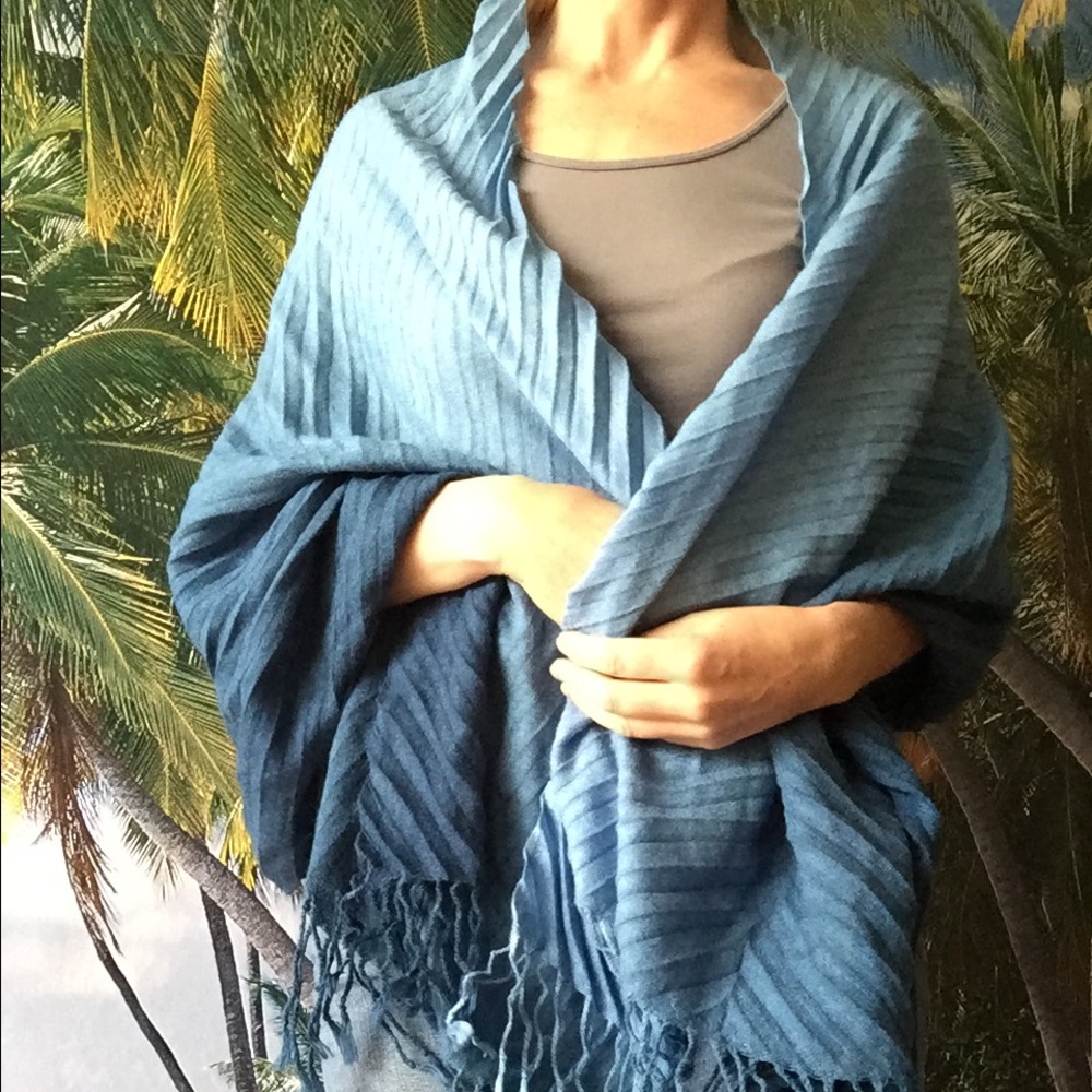 💕A wonderful light to dark blue scarf🌺