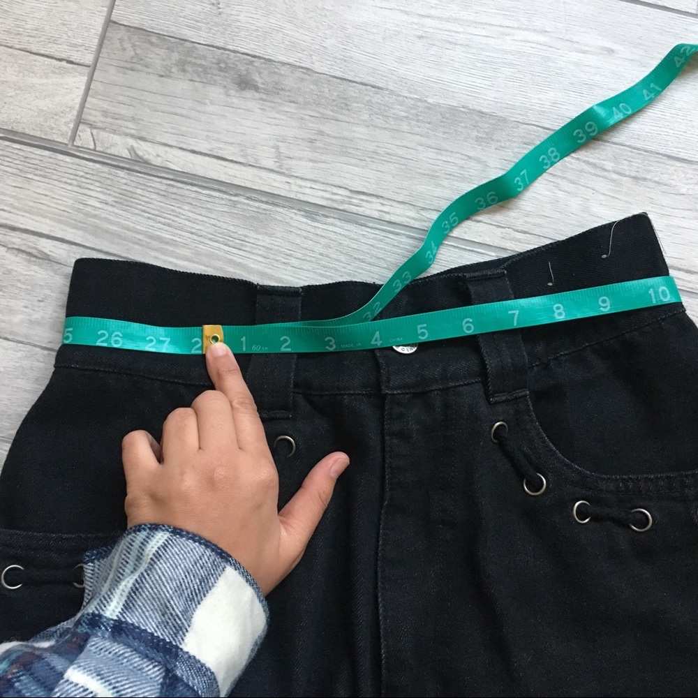 SOLD • VTG Black Denim Shorts E Belt & Rope Detail - Picture 5 of 5