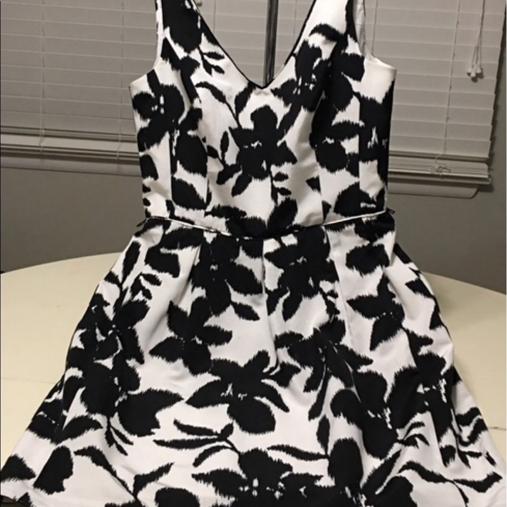 WHBM black and white print v neck sleeveless dress