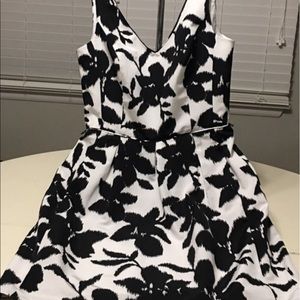 WHBM black and white print v neck sleeveless dress
