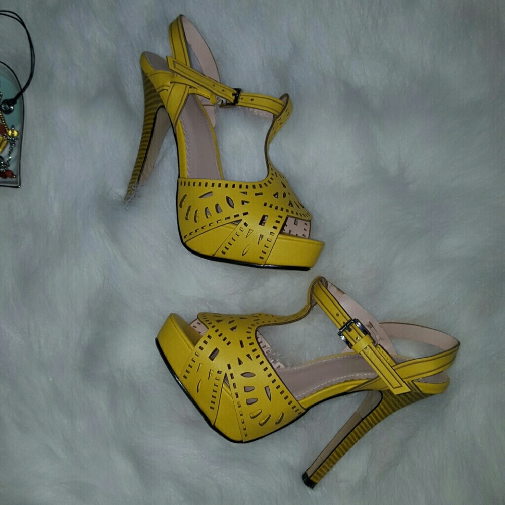 Yellow T-strap Heels sz 6
