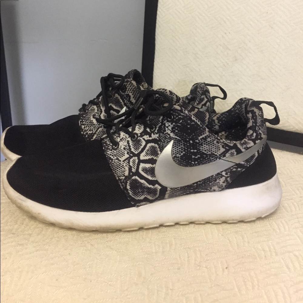 Nike Roshe Run Snakeskin 7.5