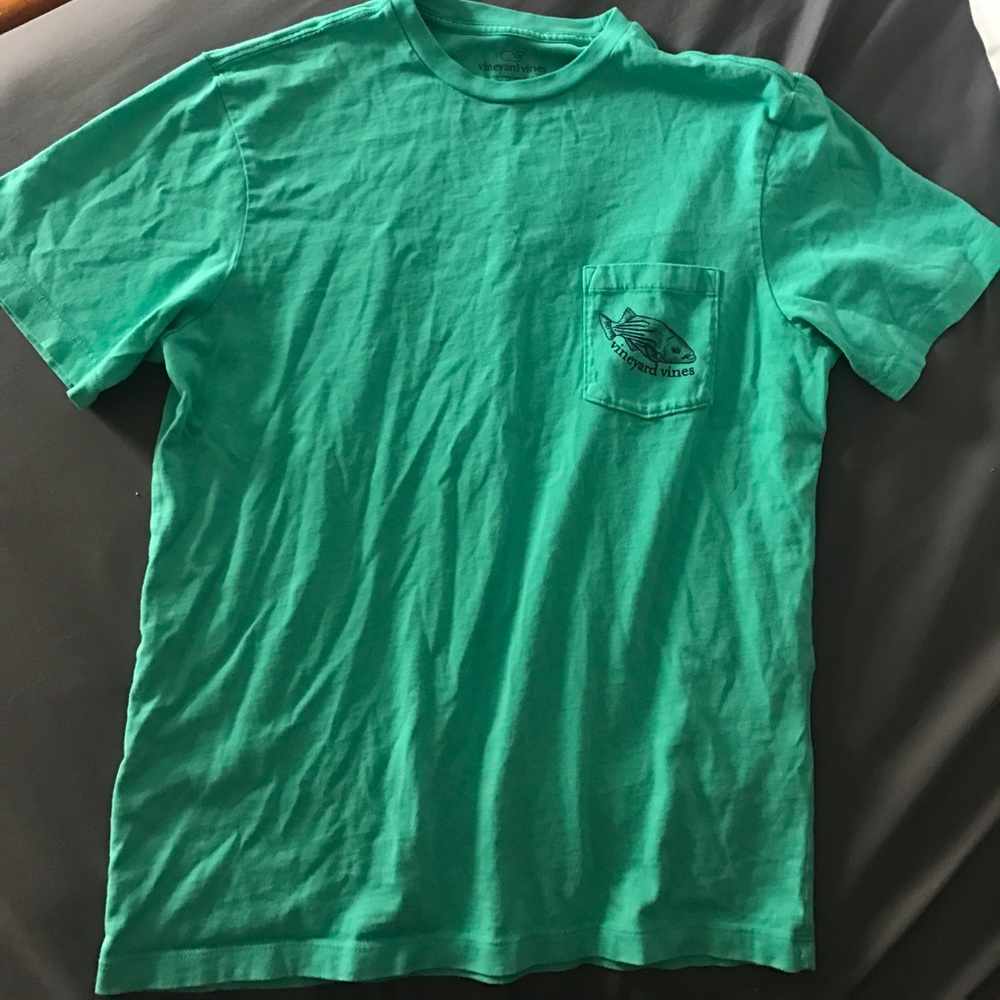 Vineyard Vines t-shirt w/ whale sticker