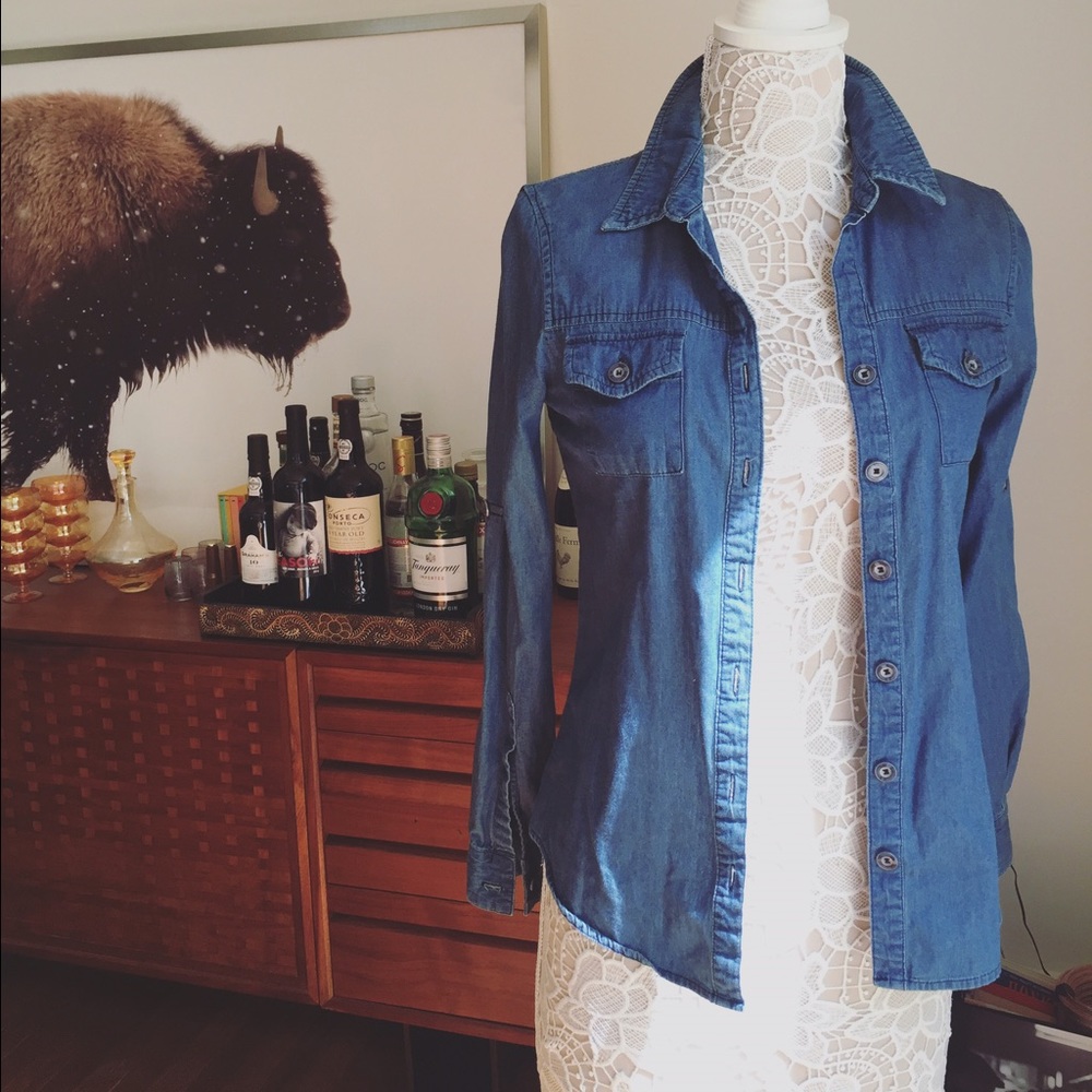 Fitted denim shirt.