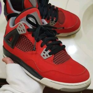 Jordan 4 toro bravo