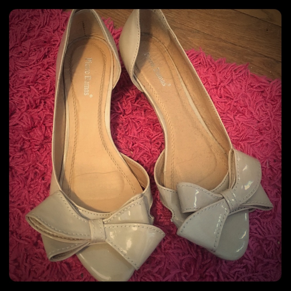 Nude, peep toe flats!