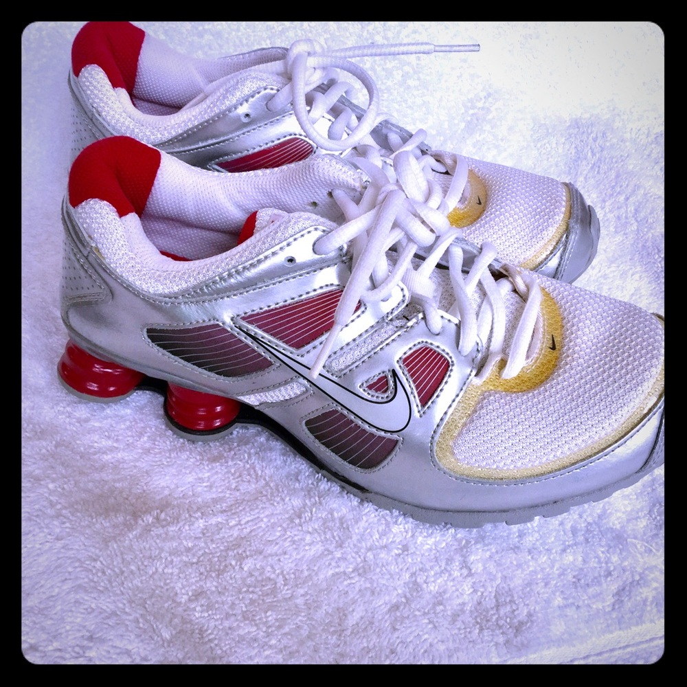 KIDS Nike Shox 5.5Y (Can fit size 5 or 6 Women)