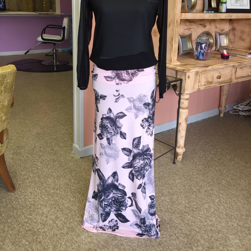 Pink maxi dress with black and gray flowers - Picture 2 of 2