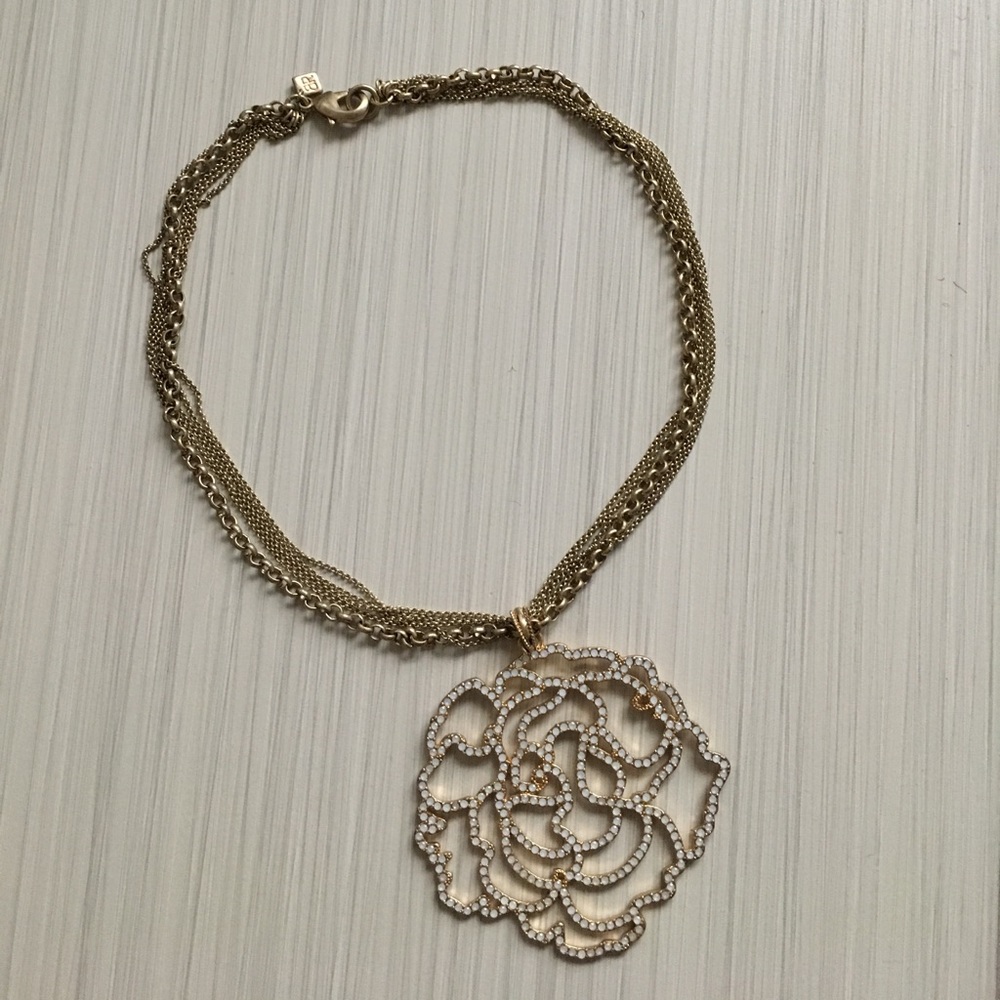 Flower pendant necklace
