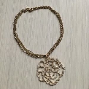 Flower pendant necklace
