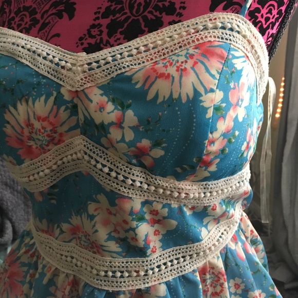 Spring floral - Picture 2 of 4