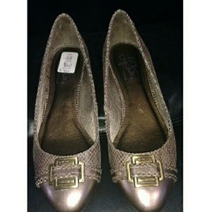 Brown dress shoe with a tiny wedge