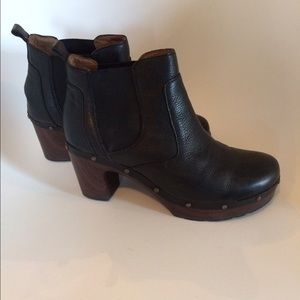 Sz 8 Black leather clog boot by Clarks