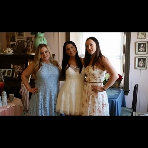 White ruffled BCBG dress. - Picture 4 of 4