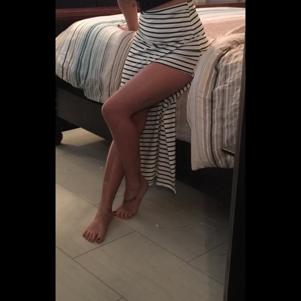 Black and white slit skirt