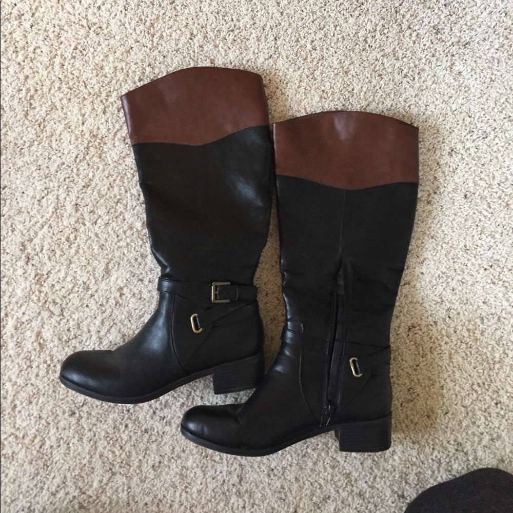 Brown/black boots.