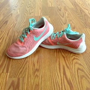 7.5 NIKE FREE 4.0