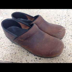 Dansko 39 narrow brown leather clogs