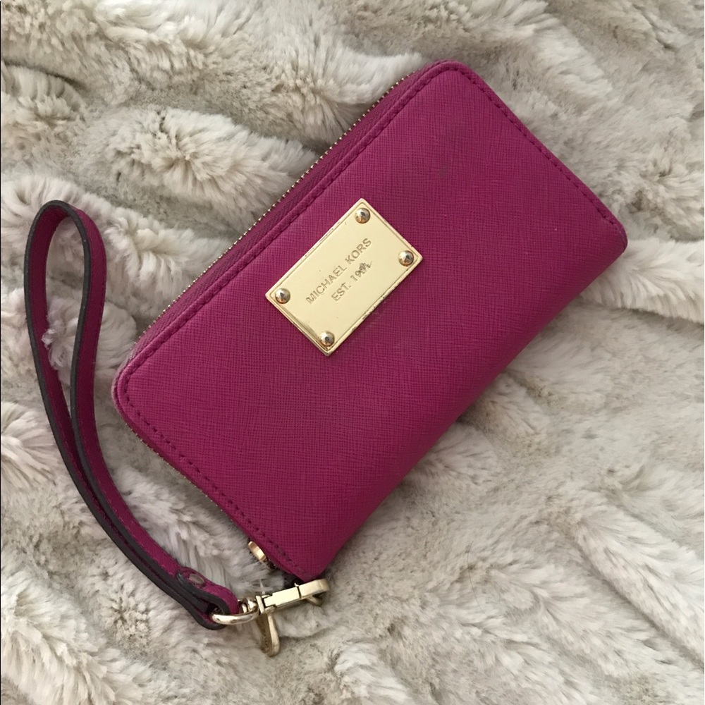LAST CHANCE* Michael Kors Wristlet - Pink