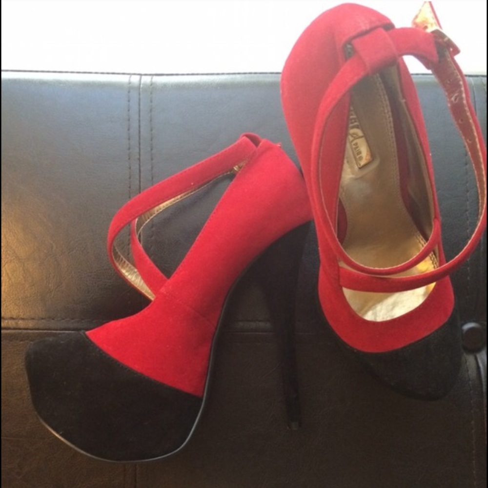 WILD pair black red high heels 5.5