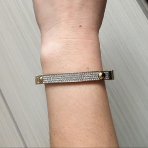 Clasp bracelet