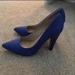 Blue pumps