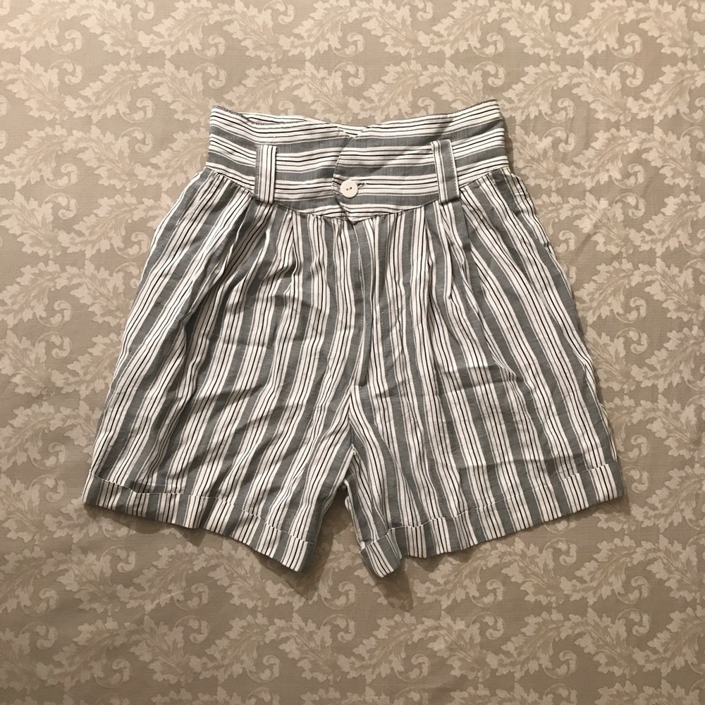 🚨 MOVING SALE! Retro style high waisted shorts.