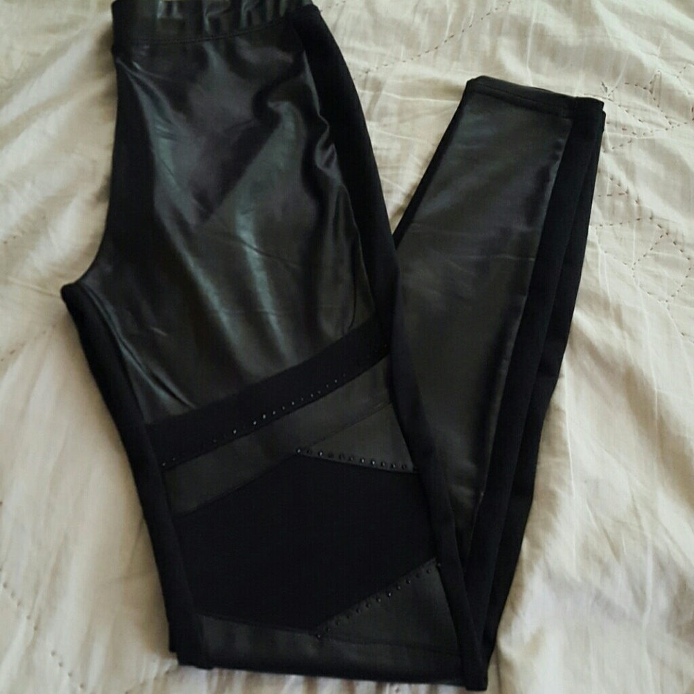 Leather look detailed leggings