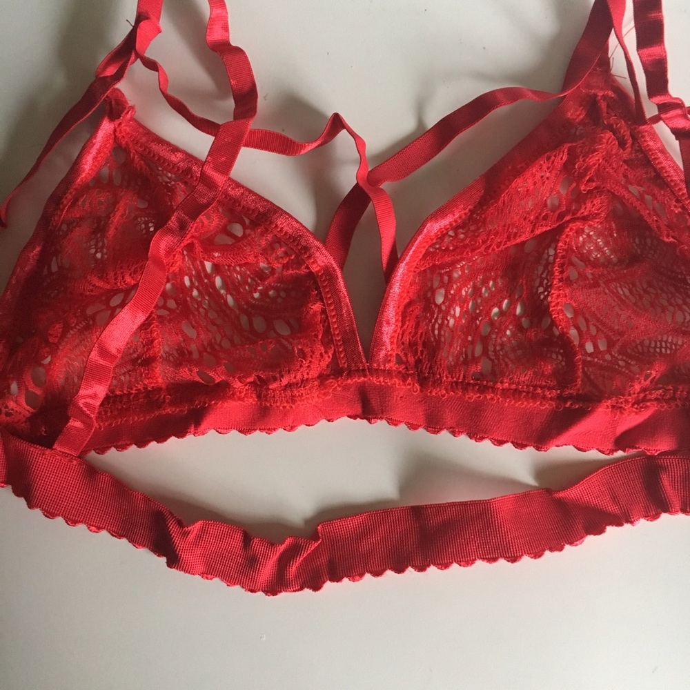 REDUCED Wireless Lace Bralette Black or Red - Picture 4 of 4