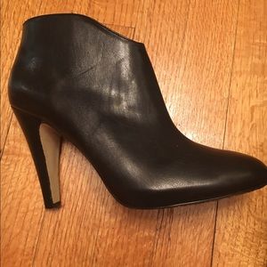 Adrienne Vittadini leather ankle boots size 8