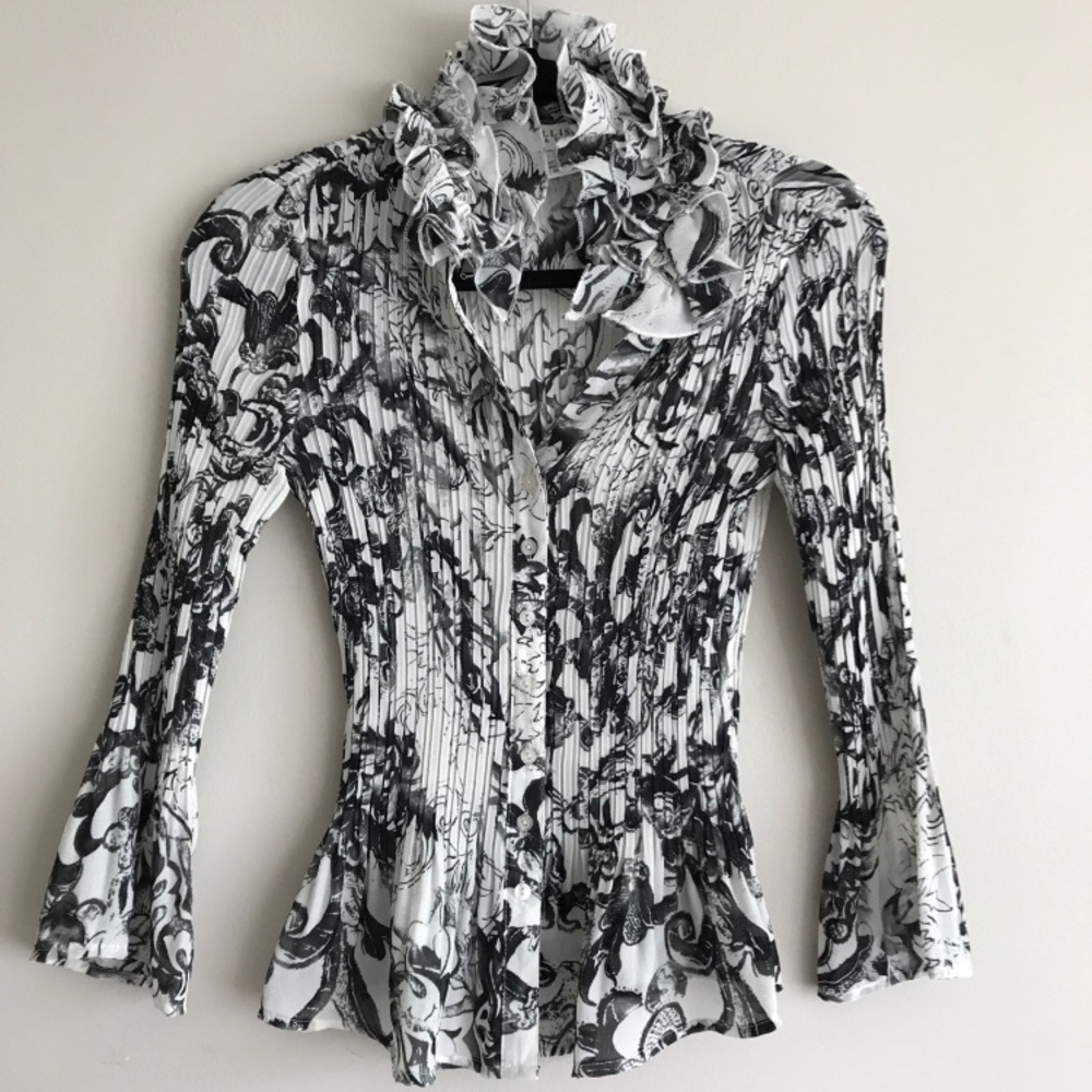 Black&White Ruffled Blouse