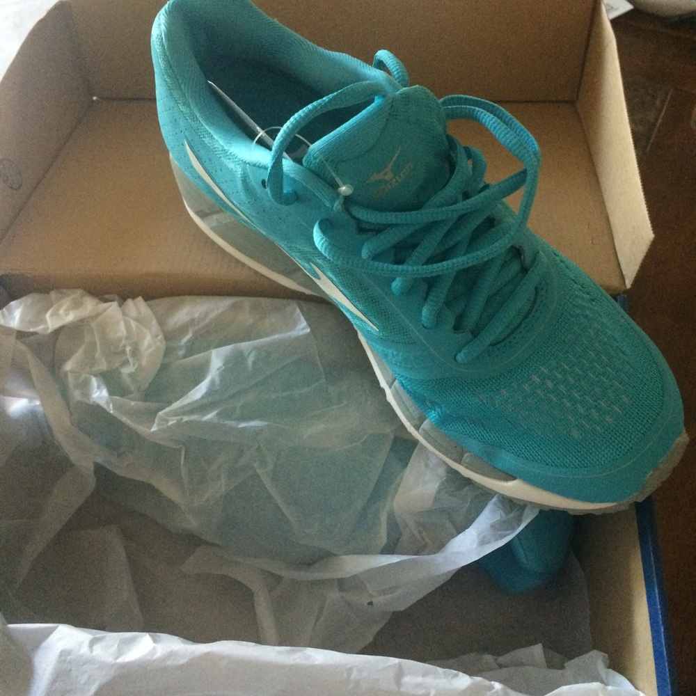 Mizuno sneakers never worn