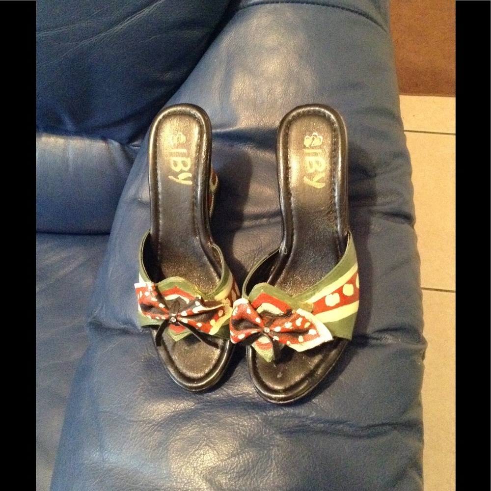 Iby sandals size 6 never wear,very beautiful