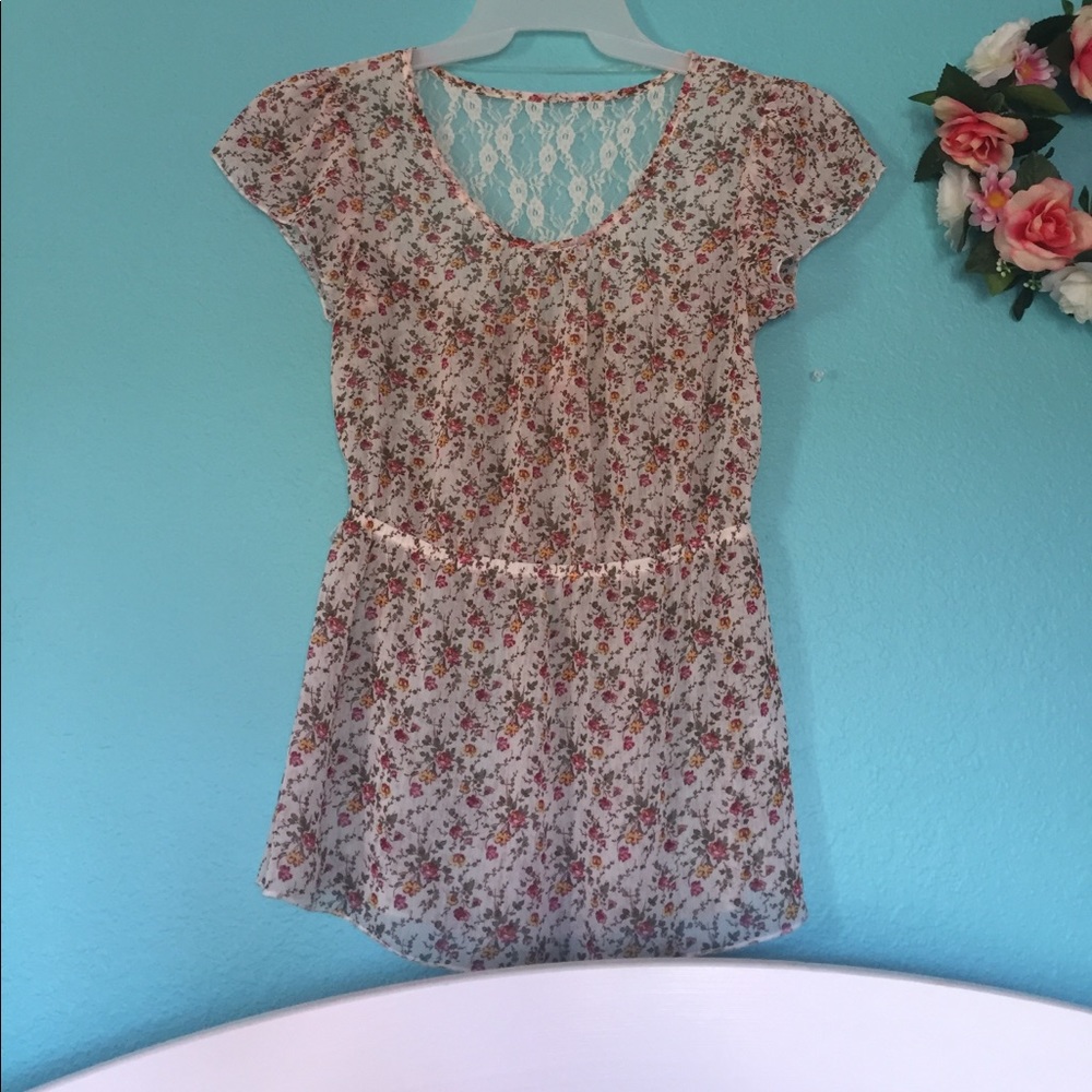 Floral & lace blouse🌺🌸