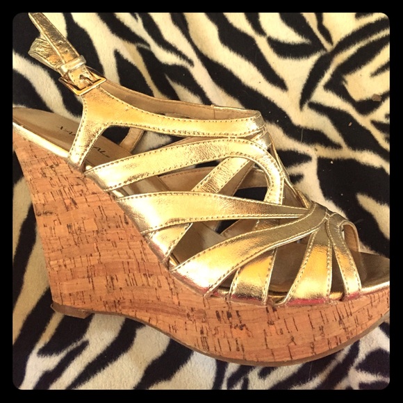💚SALE💚Gold Wedge Xapeal heels - Picture 1 of 3