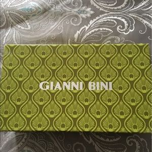 Silver metallic pumps