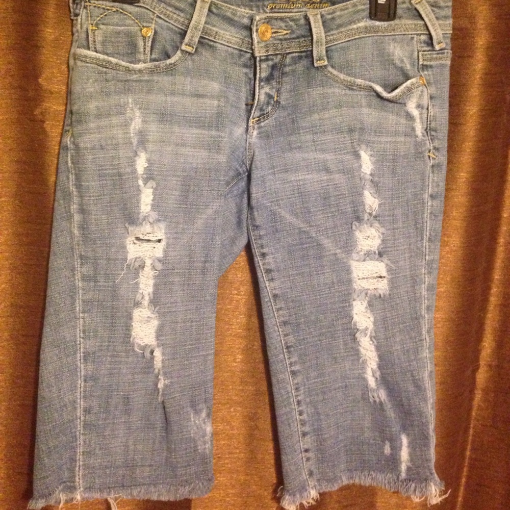 🌸 Bebe distressed Capri