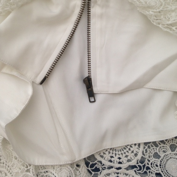 🌴SALE🌴 Tularosa Amelia Off Shoulder Top Blouse - Picture 3 of 3