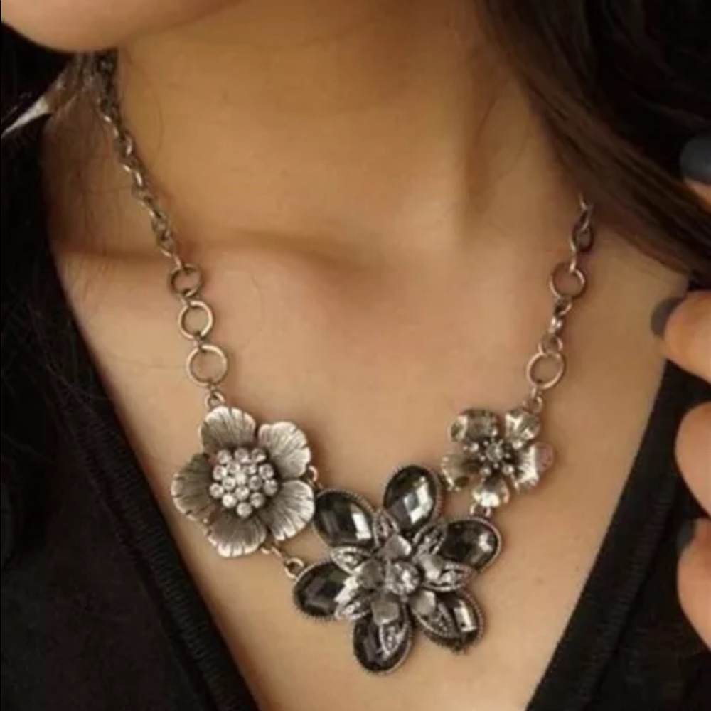 Flower necklace - Picture 1 of 2