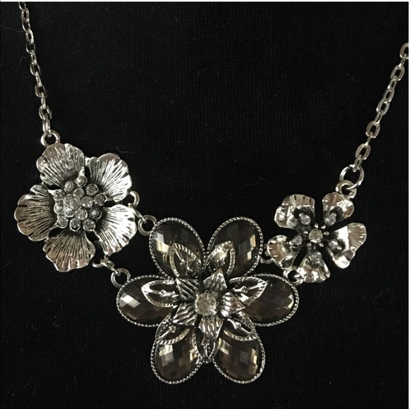 Flower necklace - Picture 2 of 2