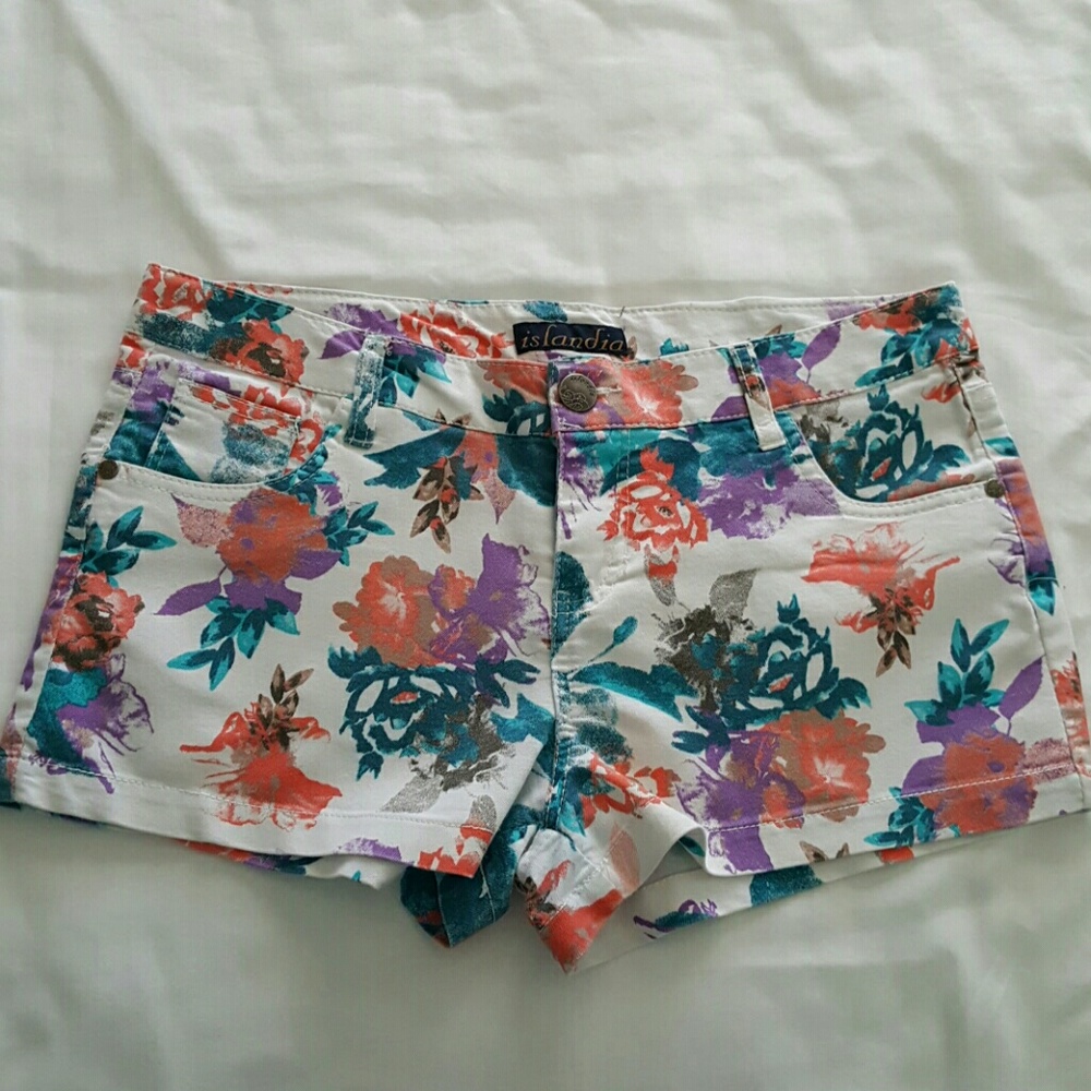 Isand chino short W/ flowers motive