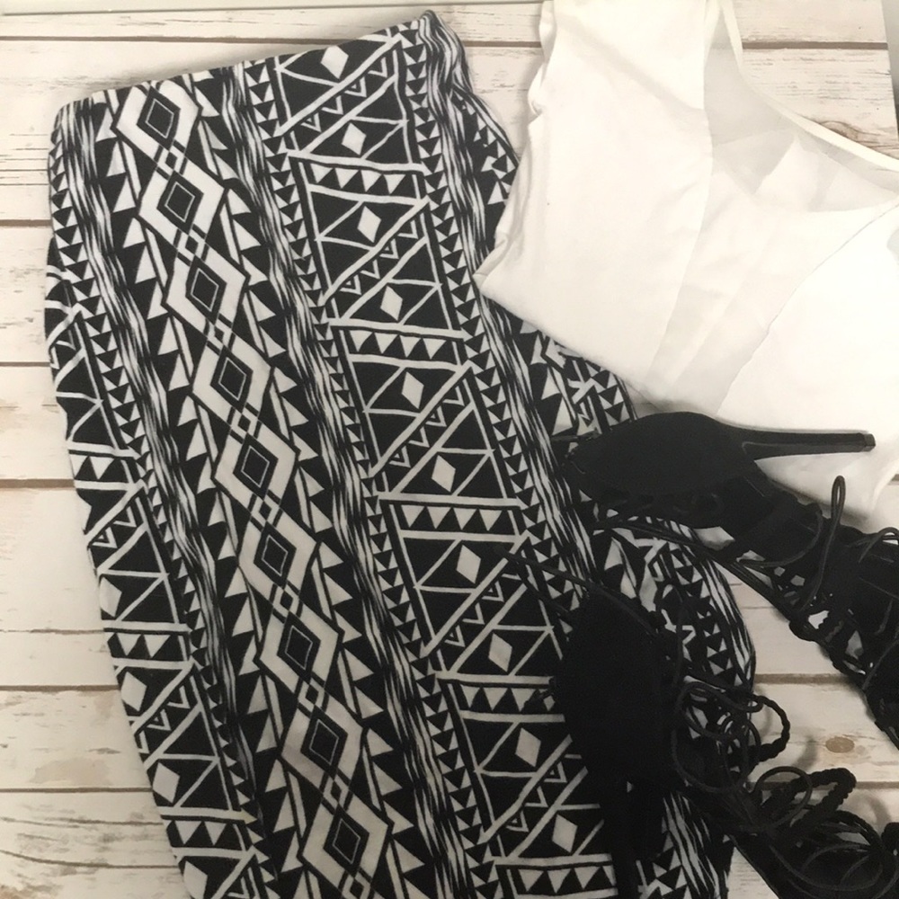 Black and white print bodycon Midi skirt NWOT