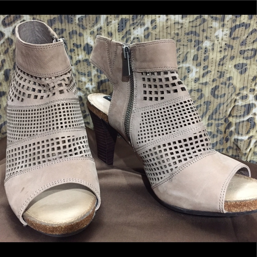 NWOT Perforated suede peep toe sandals