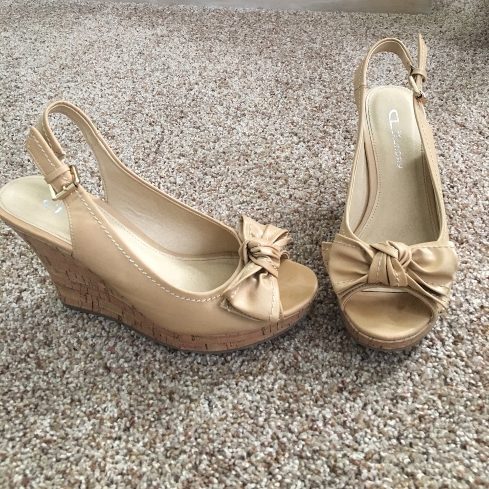 LIKE NEW CL By Laundry tan wedges with bow