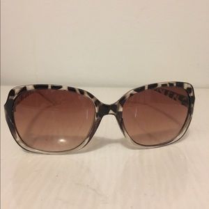 🔹GAP Sunglasses Black & White Leopard Print🔹
